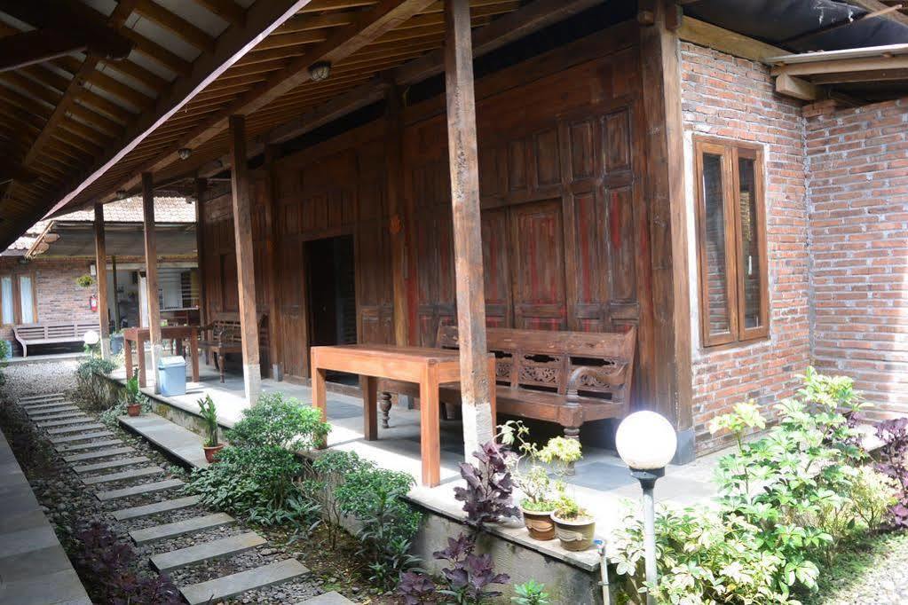 Cempaka Borobudur Guest House Magelang Exterior photo