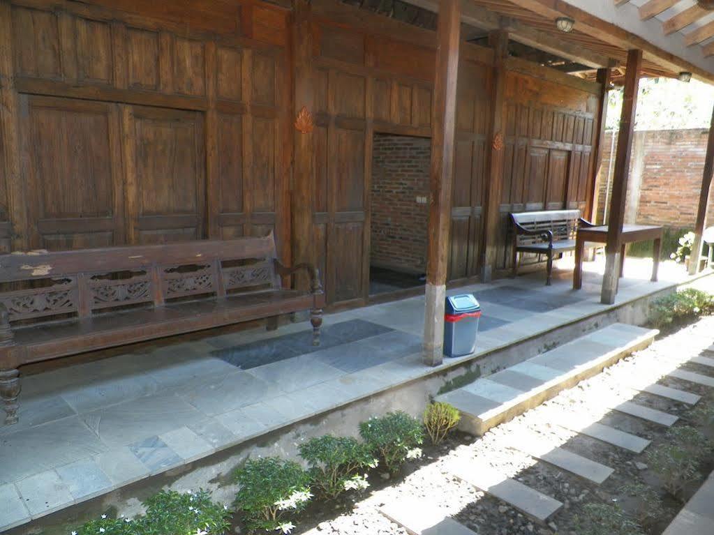 Cempaka Borobudur Guest House Magelang Exterior photo